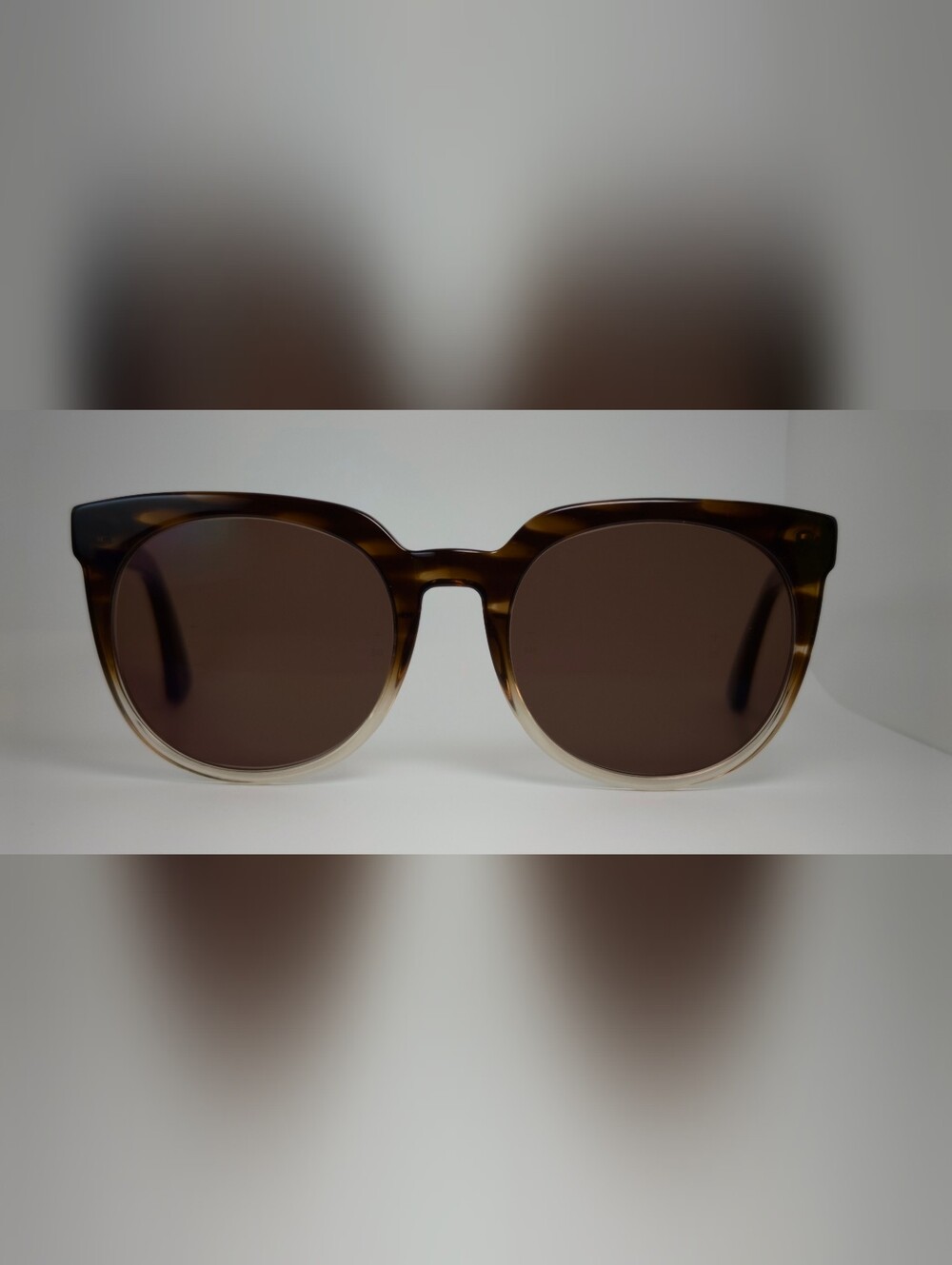 Queen Horizontal Brown Tortoiseshell Women's Sunglasses - Classic Round Frame